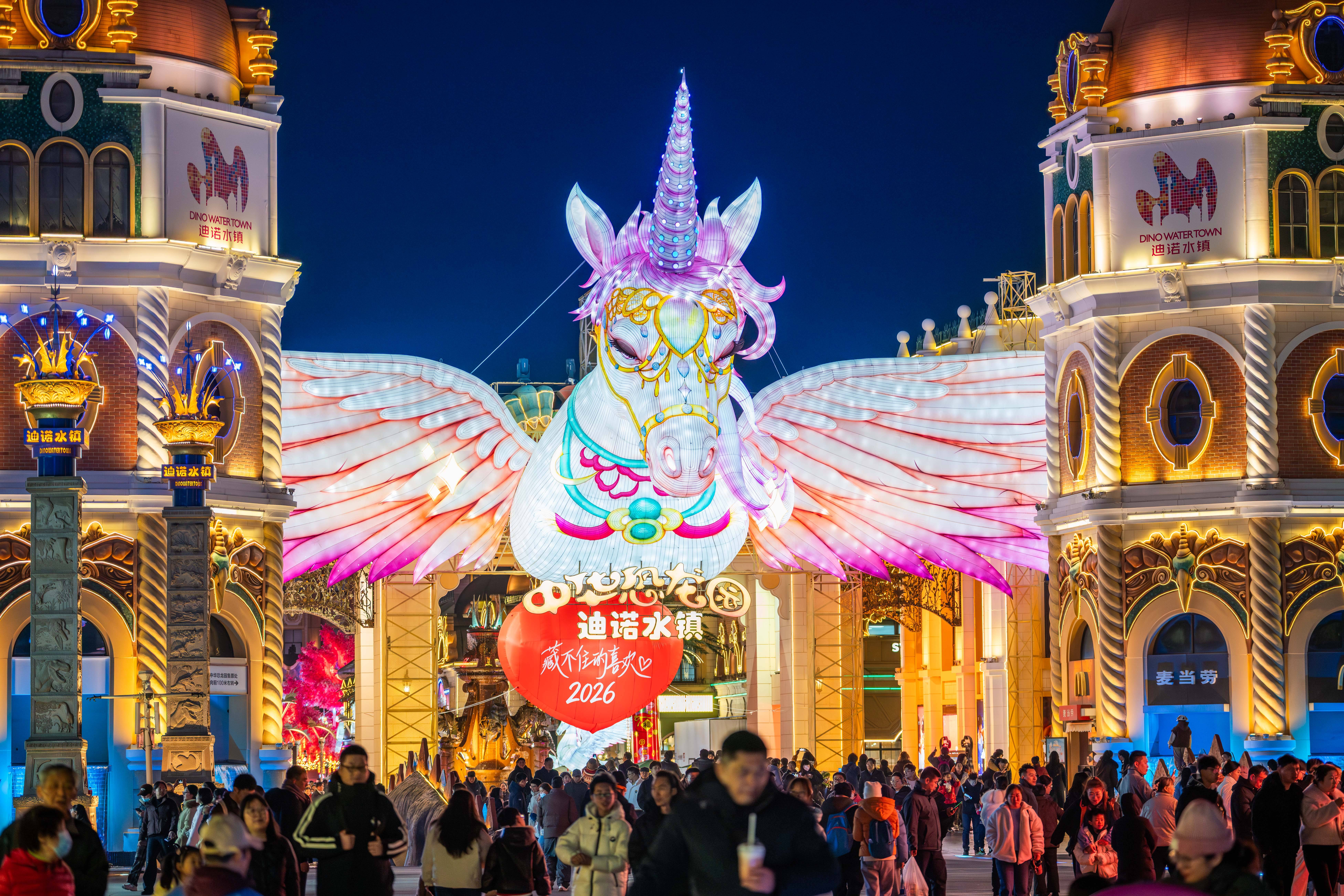 lol 赛事直播-包含赛地聚焦：亚冠今晚热度飙升，山东泰山再遭质疑，震撼外界，临场指挥获称赞的词条